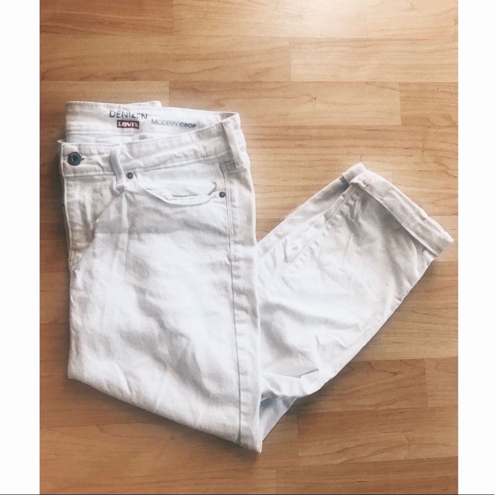 Levi White Capris